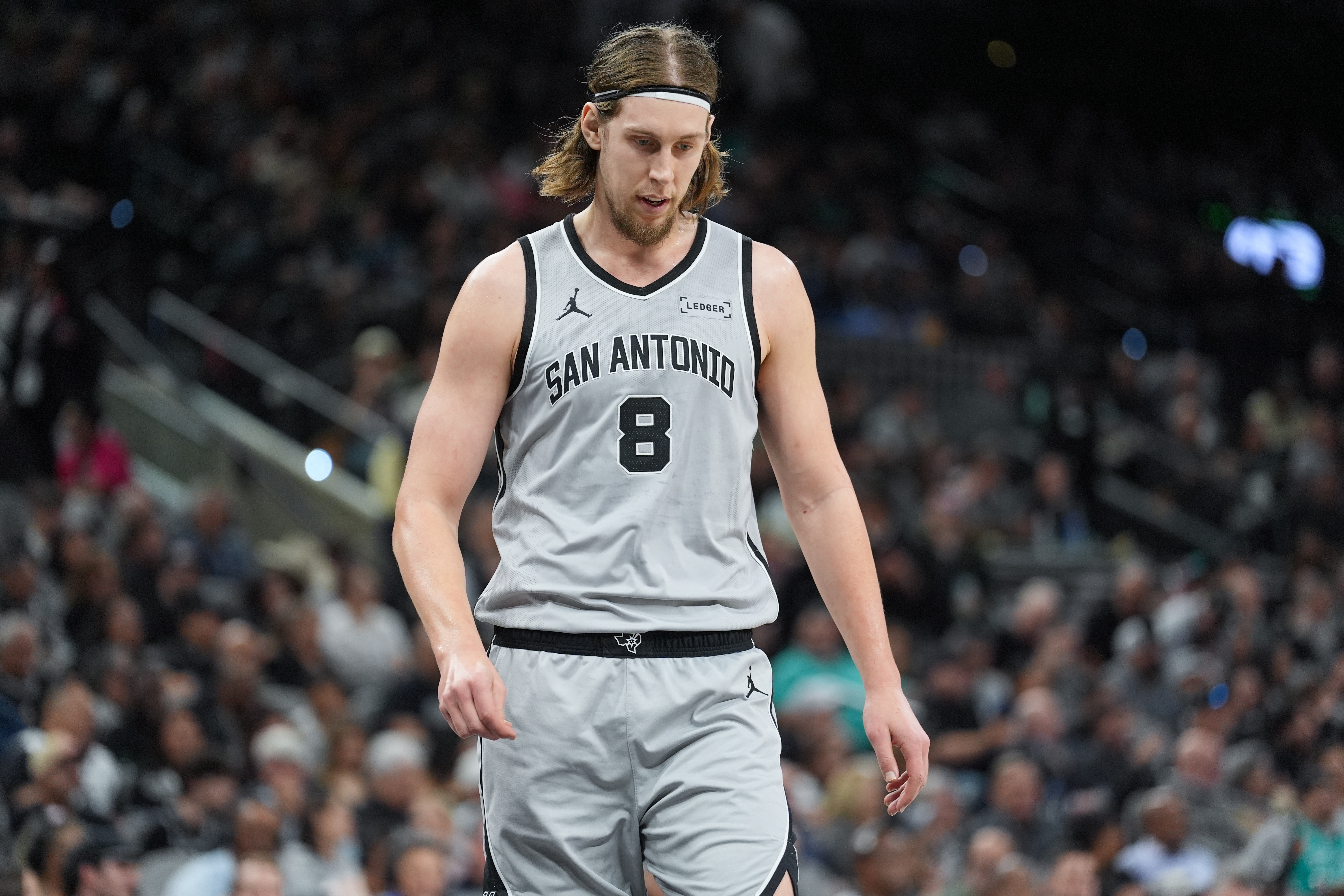 开云官方网站-解说:马刺的中锋问题需解决 奥利尼克今天的挡拆被对手彻底无视