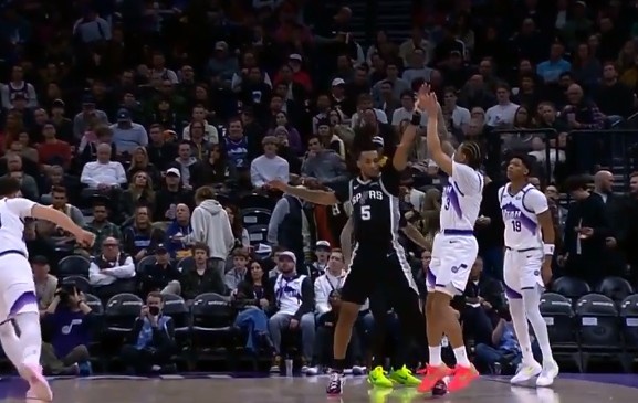 这球升级一级恶意!基昂特·乔治三分命中 卡斯尔扑防不及送加罚