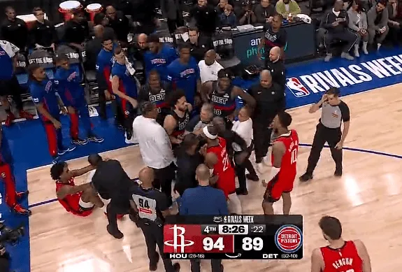 开云官方网站-霍兰德阿门倒地拼抢球，史密斯喷垃圾话被吹技术犯规