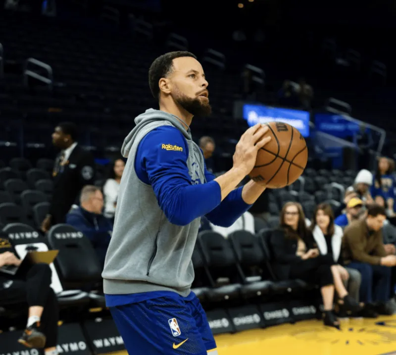 科尔:库里的膝盖伤势不严重,但这几天一直有影响