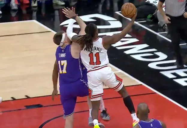 开云官方网站-蒂米被打到面部走回更衣室,裁判回看吹多森姆普通进攻犯规