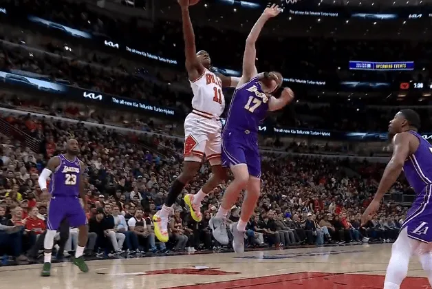 开云官方网站-蒂米被打到面部走回更衣室,裁判回看吹多森姆普通进攻犯规