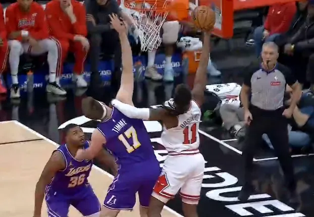 开云官方网站-蒂米被打到面部走回更衣室,裁判回看吹多森姆普通进攻犯规