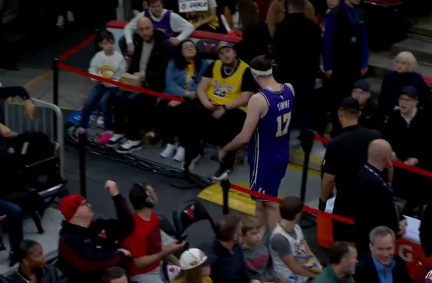 开云官方网站-蒂米被打到面部走回更衣室,裁判回看吹多森姆普通进攻犯规