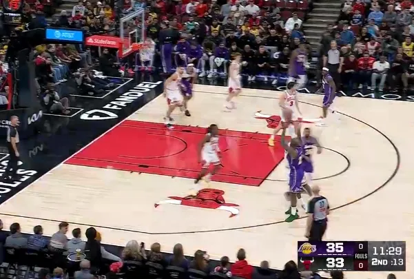 开云登录入口-詹姆斯接球三分也投进，目前8中6、三分1中1得到13分3篮板