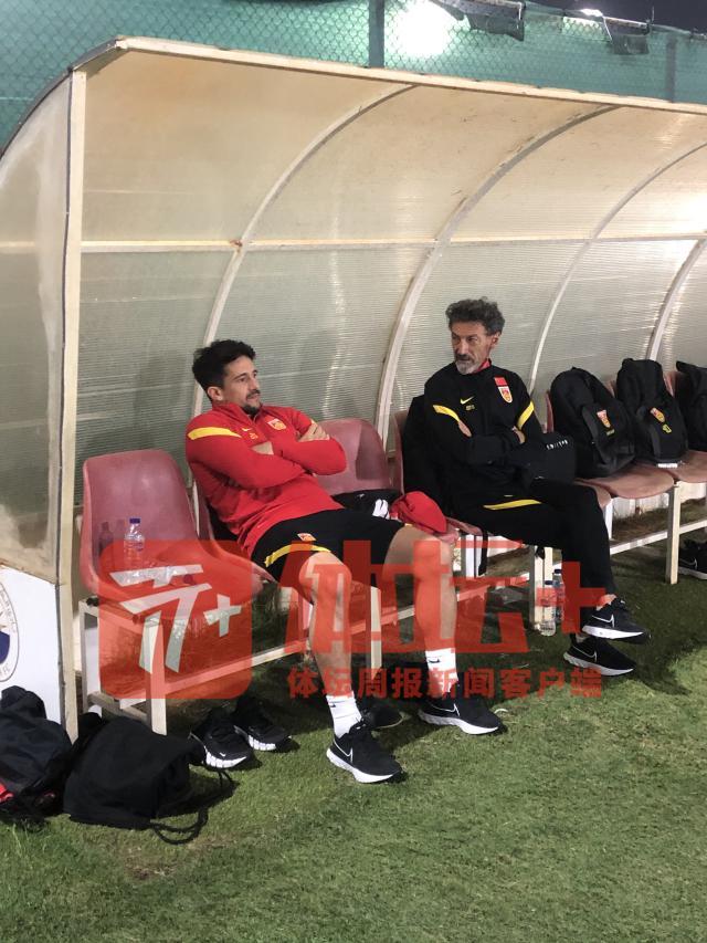 开云官方网站-洛国富因伤缺席恢复训练 场地横幅激励国足不放弃